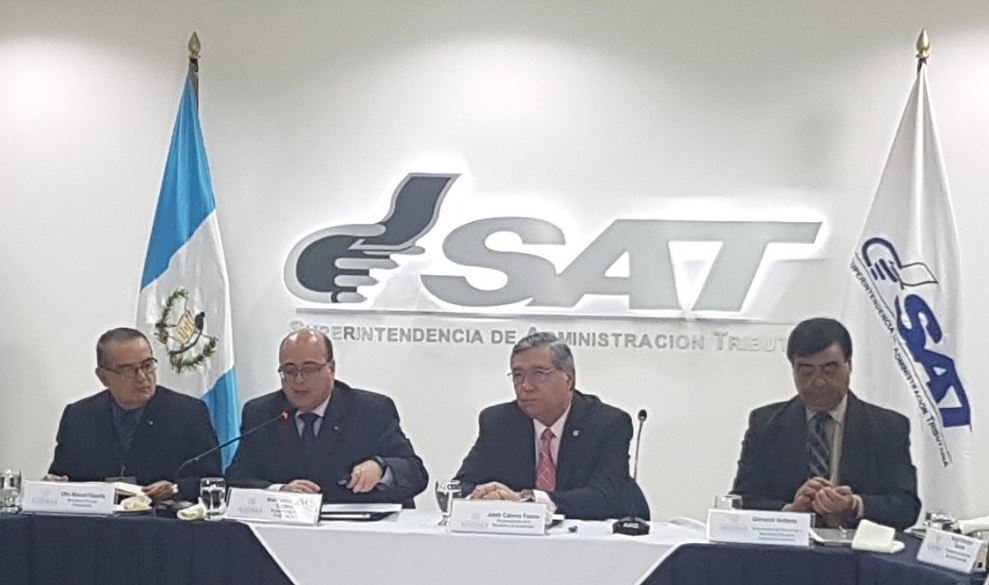 El vicepresidente Jafeth Cabrera dirigió el gabinete económico donde dieron a conocer la meta de recaudación de enero del 2018. (Foto Prensa Libre: Cortesía SAT)
