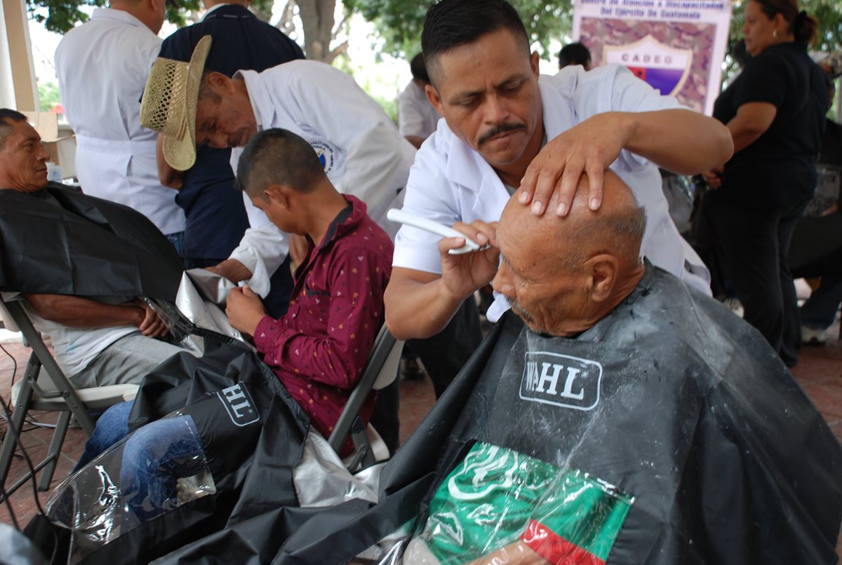 Los militares retirados aprendieron a efectuar varios cortes de cabello, durante el curso impartido en Chiquimula. (Foto Prensa Libre: Mario Morales)