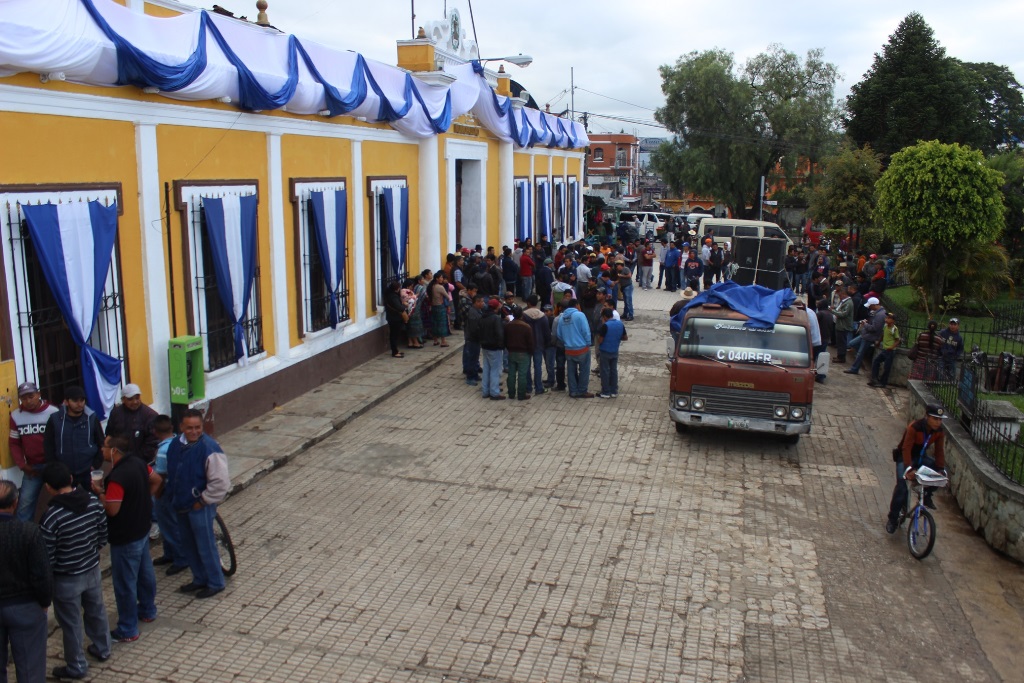 Protesta de transportistas frente a la comuna de Santa Cruz del Quiché. (Foto Prensa Libre: Óscar Figueroa).