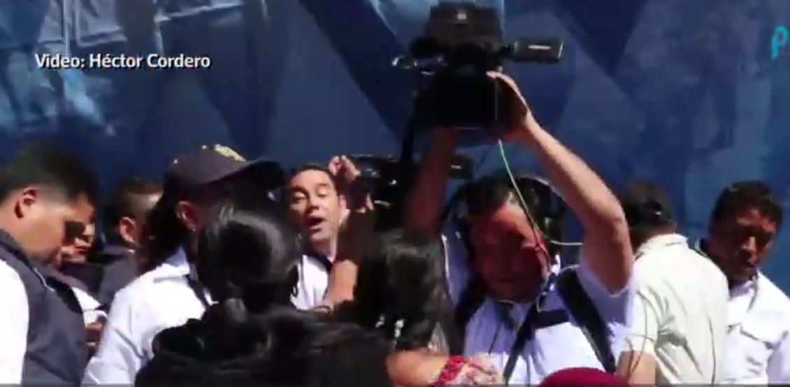 Pobladores de San Andrés Sajcabajá, Quiché, protestaron en contra del presidente Jimmy Morales durante la inauguración de un tramo carretero. (Foto Prensa Libre: Héctor Cordero)