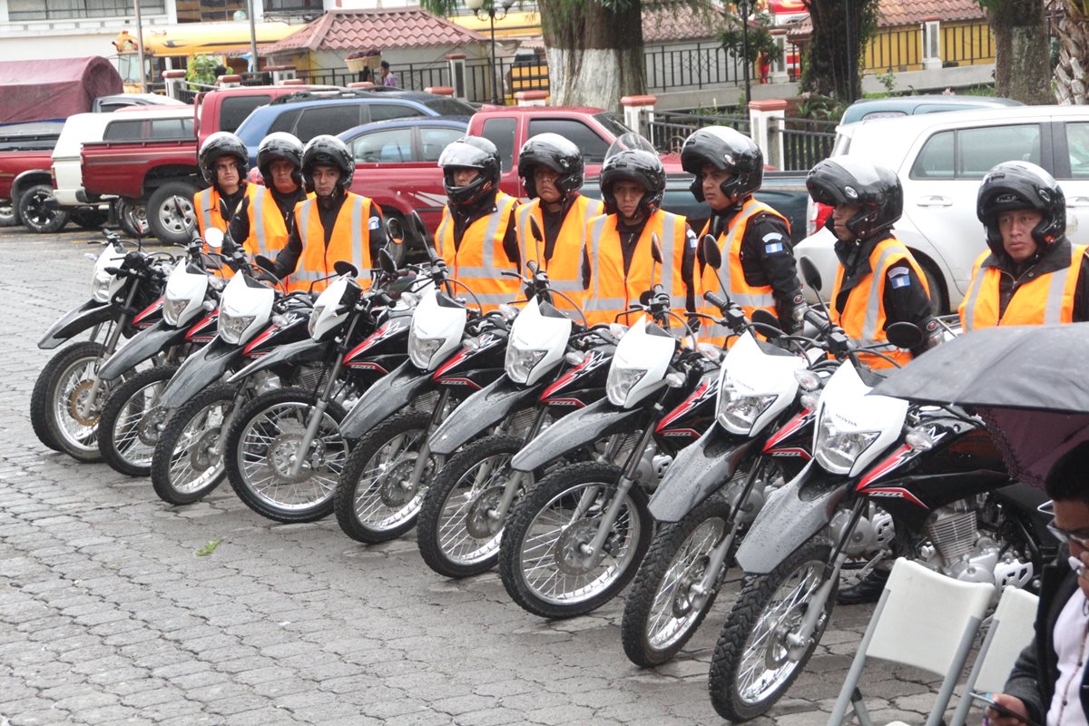 Las 20 motocicletas donadas por la Cooperación Española servirán para fortalecer la seguridad. (Foto Prensa Libre: Ángel Julajuj)