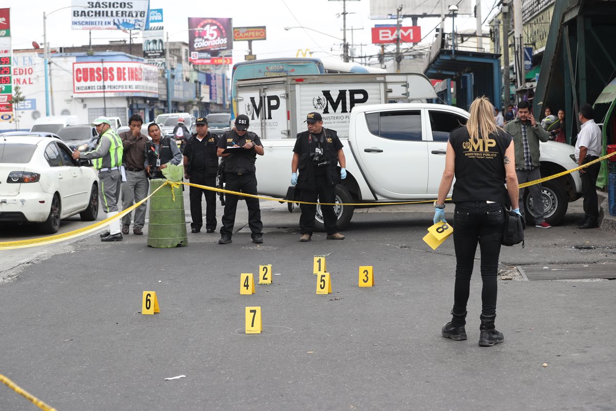 Peritos del Ministerio Público levantaron evidencias en el lugar donde Atacan vehículo comercial de una empresa de telefonía. (Foto Prensa Libre: Hemeroteca)