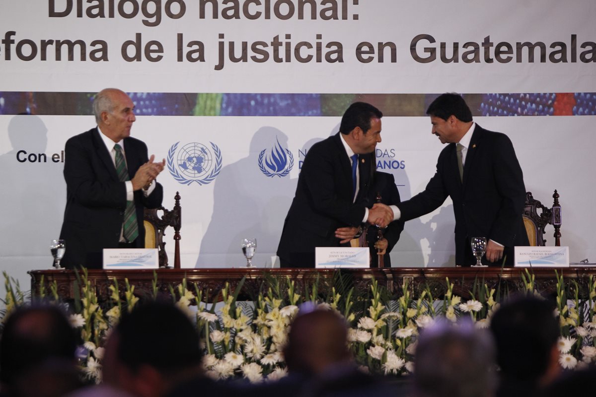 Mario TARACENA,   Jimmy Morales y Ranulfo Rojas encabezan el acto de presentación de la propuesta de reformas constitucionales. (Foto Prensa Libre: P. Raquec)