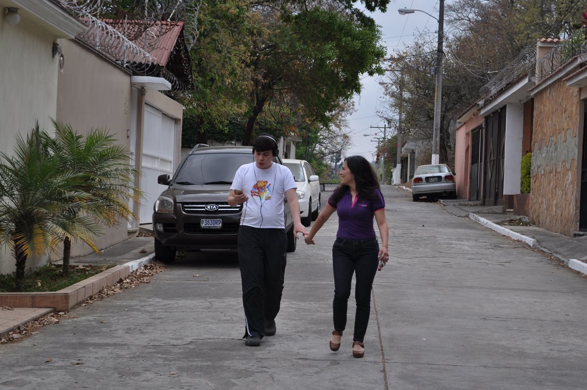 Kenneth fue la inspiración de Kareen para crear la Asociación Guatemalteca por el Autismo. El camino que recorren y han recorrido juntos los fortalece cada día. Nada los detiene (Foto Prensa Libre: Pedro Samayoa).