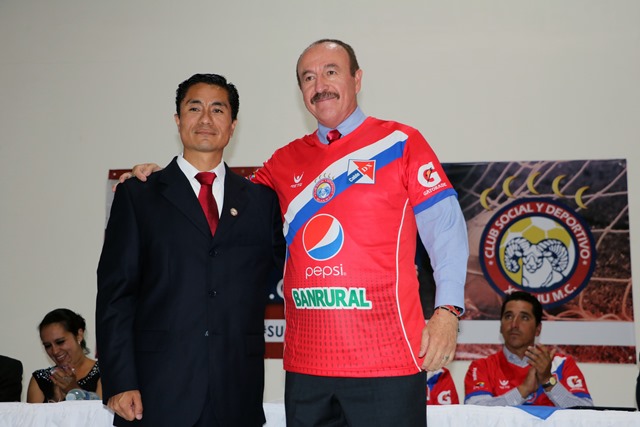 Rafael Loredo junto a Duilio Fuentes, Presidente del club, durante la presentación oficial. (Foto Prensa Libre: Carlos Ventura)