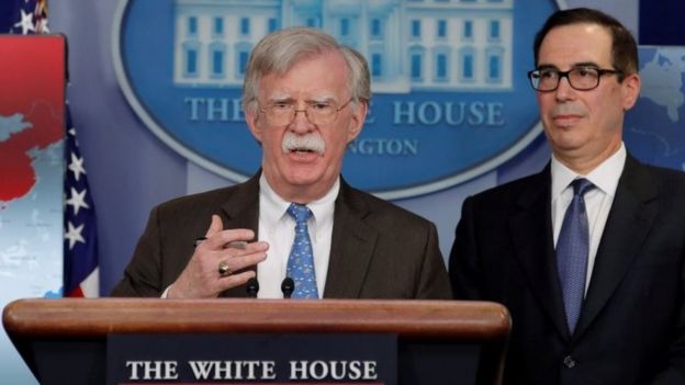 Bolton y Mnuchin hicieron el anuncio desde la Casa Blanca. REUTERS