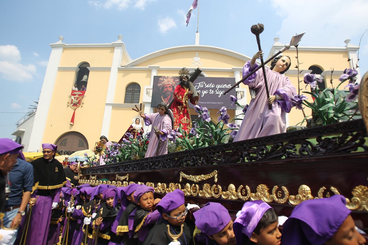 Alrededor de 125 procesiones recorren la capital durante la Semana Santa. Foto Prensa Libre: Óscar Rivas.