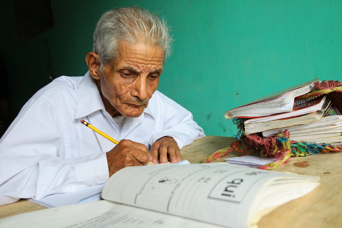 Emilio Juárez Enríquez, de 80 años, cada día se esfuerza por hacer bien sus tareas. (Foto Prensa Libre: Alvaro Interiano)