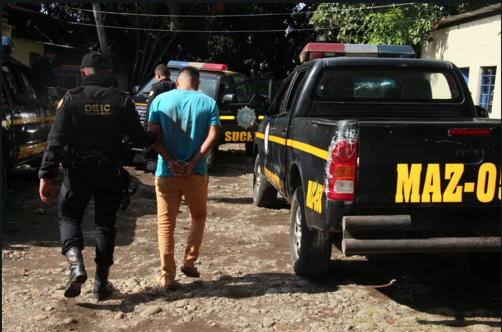Uno de los allanamientos en Mazatenango, Suchitepéquez, en los que se captura a personas señaladas de explotar sexualmente a varias menores. (Foto Prensa Libre: Cristian Icó Soto)