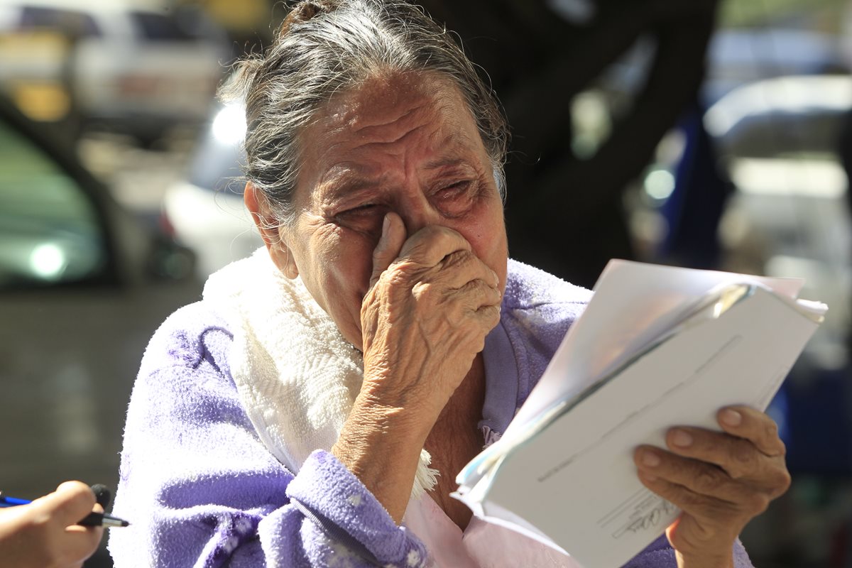 Elizabeth Torres, tía abuela de la niña Vanesa Torres Suchité, llora afuera de la morgue del INACIF, antes de que le informaran que la menor había sido trasladada a otro hogar . (Foto Prensa Libre: Carlos Hernández)