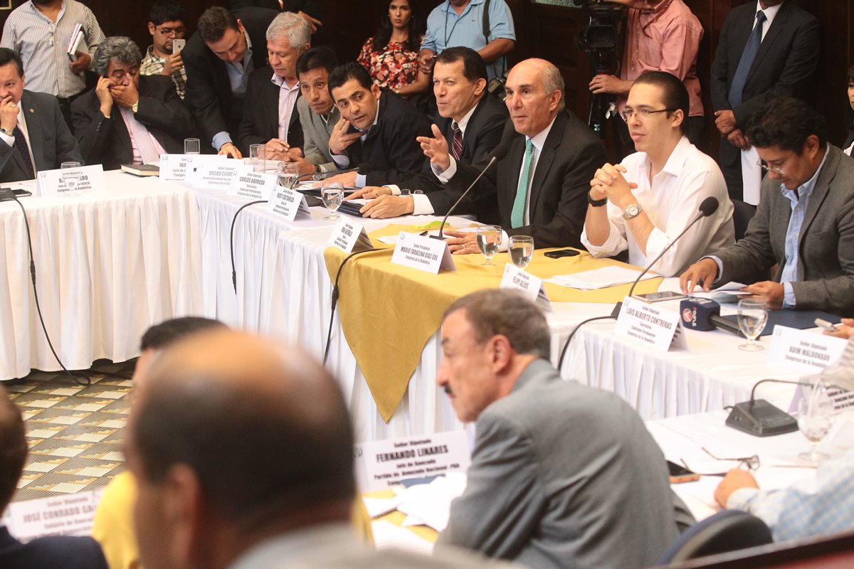 Jefes de bloques legislativos discuten supuesta enmienda que promueve que eliminación del secreto bancario aplique solo a cuentas abiertas luego de aprobada la ley. (Foto Prensa Libre: Alvaro Interiano)