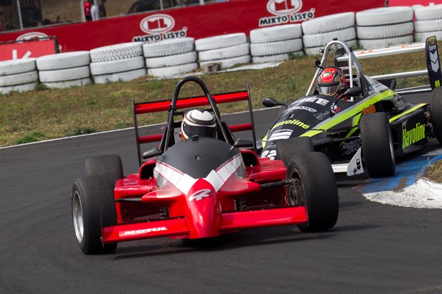 Roque y Hazbun durante la carrera realizada el domingo en el Autódromo Pedro Cofiño. (Foto Prensa Libre: Norvin Mendoza).