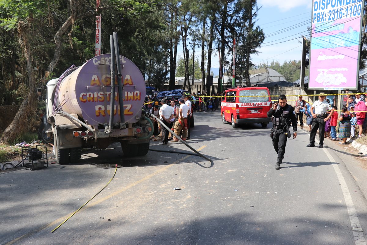 Dos hombres que viajaban en una motocicleta quedaron debajo de un camión, en Santa Cruz del Quiché. (Foto Prensa Libre: Héctor Cordero)
