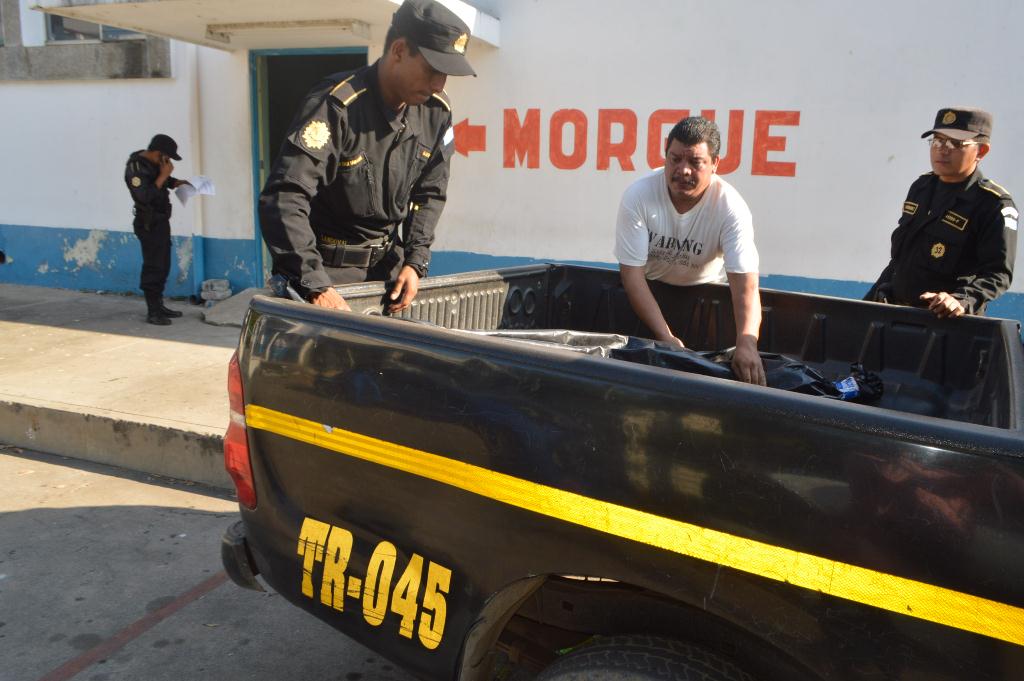 Autopatrulla de la PNC traslada el cadáver de José Lizandro Amaya, en Cuilapa, Santa Rosa. (Foto Prensa Libre: Oswaldo Cardona).