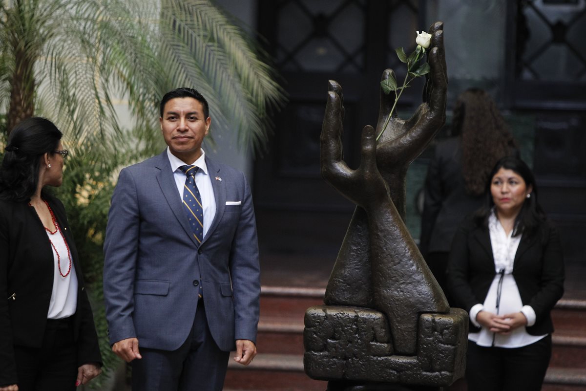 Diego Morales es el migrante homenajeado en el Palacio Nacional de la Cultura. (Foto Prensa Libre: Paulo Raquec).