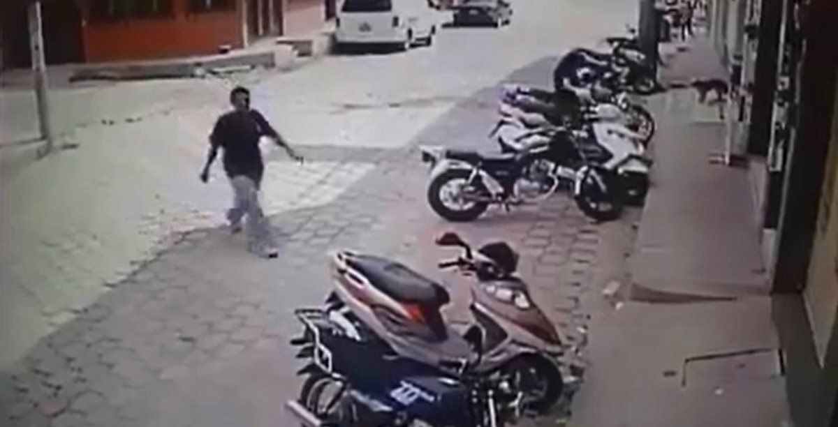 Captura del video en donde el hombre se dispone a llevarse la motocicleta. (Foto Prensa Libre: Mario Morales)