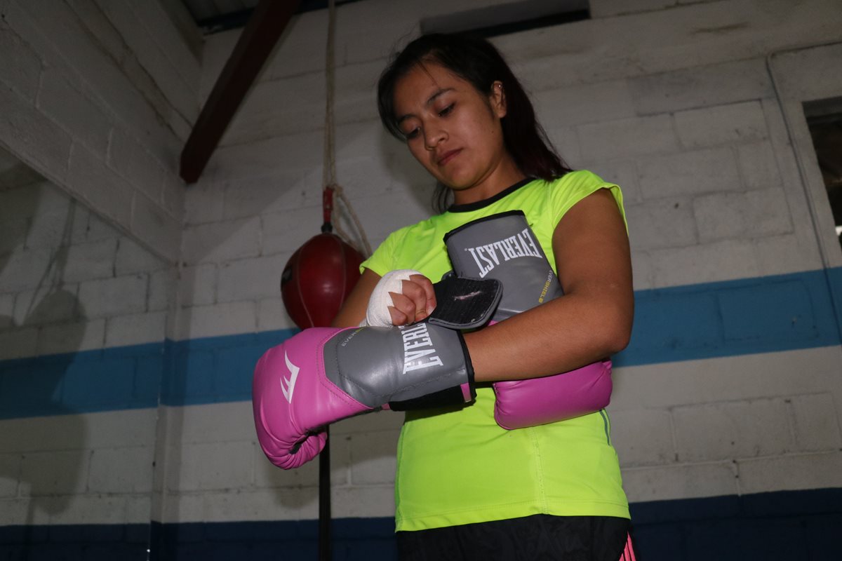 Julissa Pu espera que más señoritas se unan a la Asociación Departamental de Boxeo en uno de los deportes que considera más completos. (Foto Prensa Libre: Raúl Juárez)