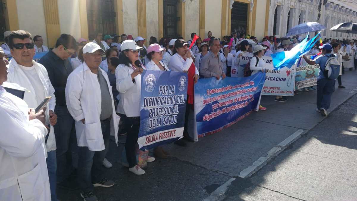 Médicos vuelven a las calles porque no han recibido aumento de sueldo