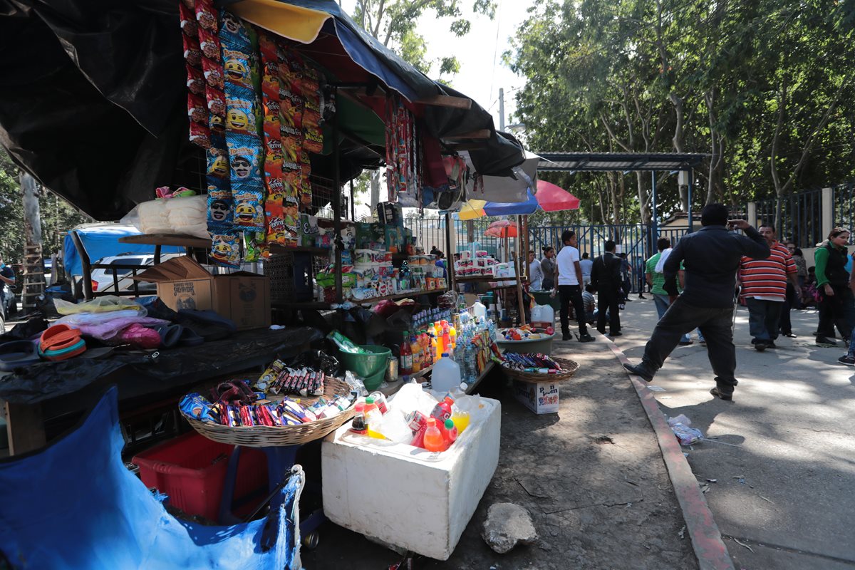 Unos 61 puestos permanecen en las afueras del Hospital Roosevelt. (Foto Prensa Libre: Álvaro Interiano)