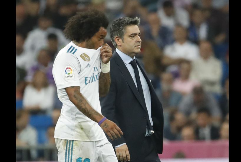 Marcelo abandonó la cancha lesionado en el juego contra el Real Betis, en el Santiago Bernabéu. (Foto Prensa Libre: AFP)