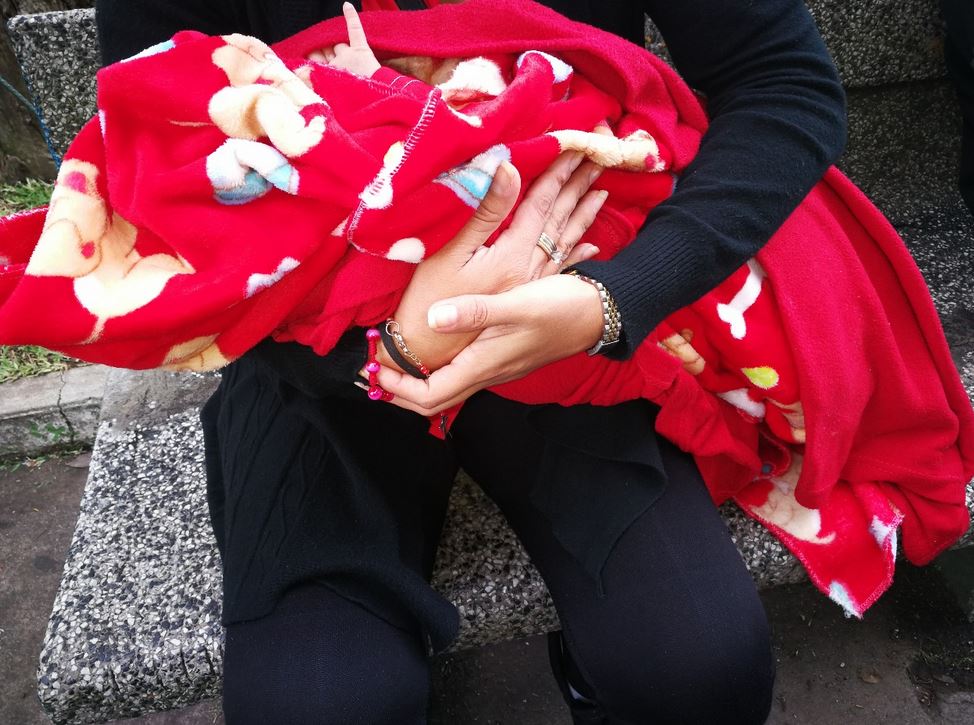 La madre sostiene a la bebé en sus brazos, luego de la prueba de ADN que confirmó que sí es su hija. (Foto Prensa Libre: Óscar Fernando García).