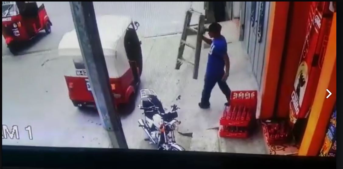 Un hombre fue grabado cuando roba una escalera en Esquipulas, Chiquimula. (Foto Prensa Libre: Facebook Esquipulas Televisión)
