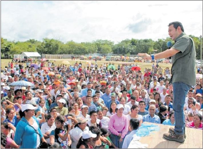 El presidente Jimmy Morales reiteró su compromiso de donar parte de su salario durante una gira en Petén. Un grupo de ciudadanos fue testigo. (Foto Prensa Libre: Hemeroteca PL)