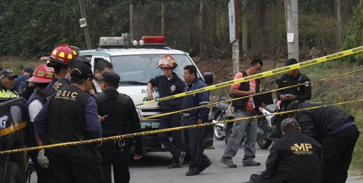 El cadáver de Juan Carlos Ortiz es examinado por peritos del Ministerio Público en Jocotenango, Sacatepéquez. (Foto Prensa Libre: Renato Melgar)