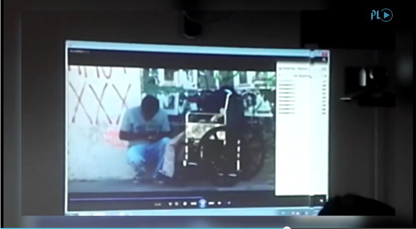 Captura del video que fue presentado por el MP en el que se ve a Byron Adolfo Sequén Sosa despojando de sus pertenencias a su tío Víctor Manuel Choc. (Foto Prensa Libre)