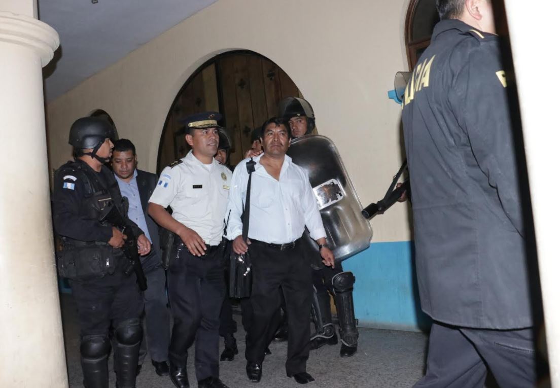 El alcalde de El Tejar, Juan José Cua, tuvo que salir custodiado por la PNC para evitar cualquier incidente. (Foto Prensa Libre: Víctor Chamalé)