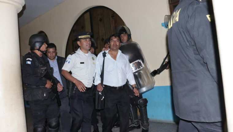 El alcalde de El Tejar, Juan José Cua, tuvo que salir custodiado por la PNC para evitar cualquier incidente. (Foto Prensa Libre: Víctor Chamalé)