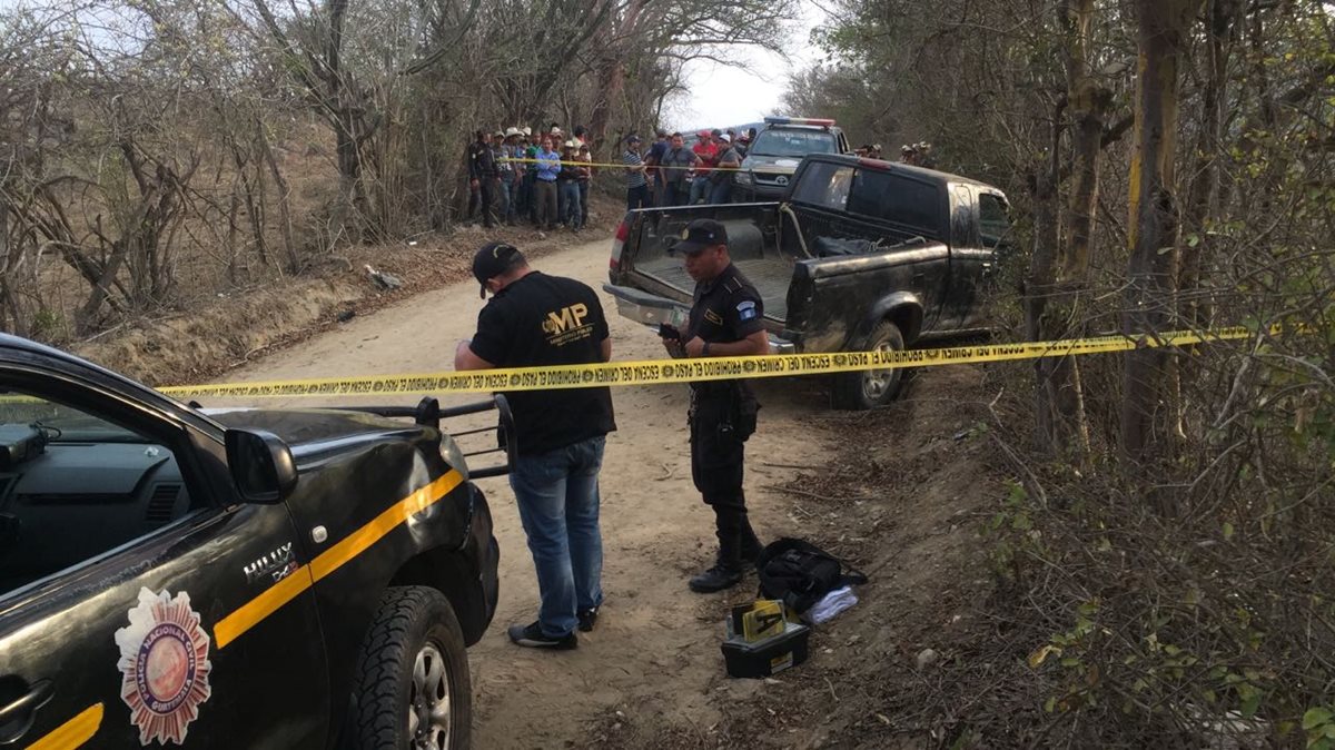 Picop hallado en Zacapa, en cuyo interior permanecen los cadáveres de dos hombres, es acordonado por la PNC. (Foto Prensa Libre: Víctor Gómez)
