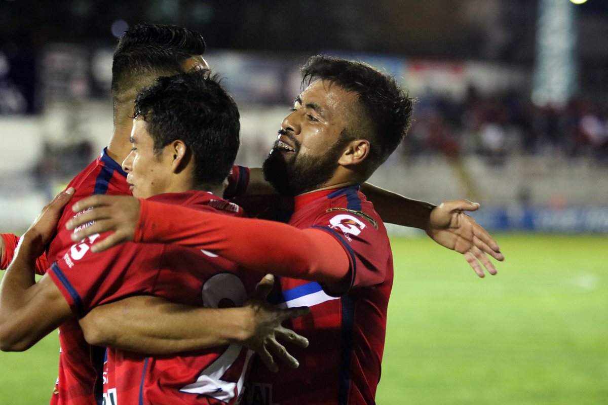 Ricardo Rocha festeja con sus compañeros de equipo el segundo gol de Xelajú MC. (Foto Prensa Libre: Carlos Ventura)