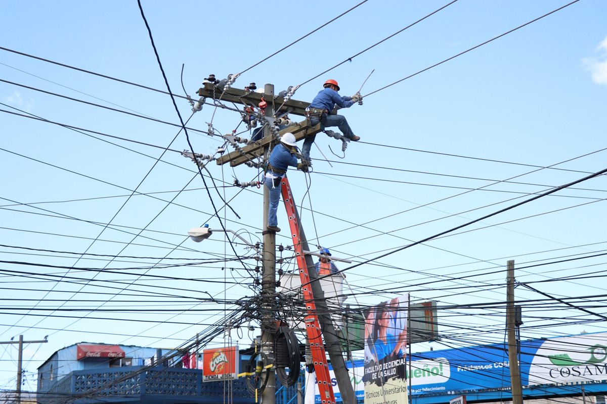 Deuda millonaria impide invertir en mejoras a la deteriorada red eléctrica, según directivo de la Empresa Eléctrica Municipal de Quetzaltenango. (Foto Prensa Libre: María José Longo).