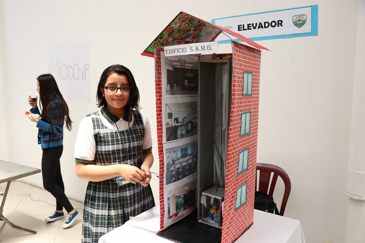 María Dávila, de 12 años, elaboro un pequeño elevador que es parte de la exposición. (Foto Prensa Libre: María José Longo)