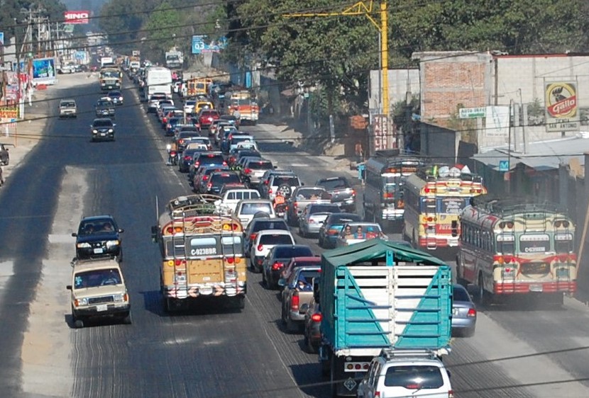 Pilotos de autobuses circulan contra la vía en el km 49 de la ruta Interamericana, El Tejar, Chimaltenango. (Foto Prensa Libre: Víctor Chamalé)