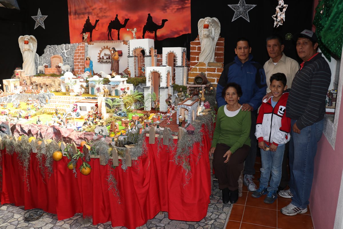 La familia Castillo Rodríguez elabora cada año un Nacimiento gigante en Huehuetenango. (Foto Prensa Libre: Mike Castillo)