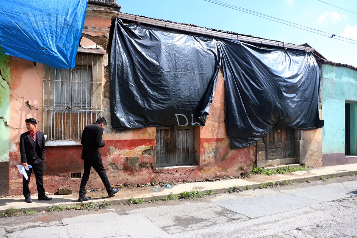 Transeúntes temen que las viviendas colapsen en cualquier momento y causen una tragedia. (Foto Prensa Libre: Carlos Ventura)