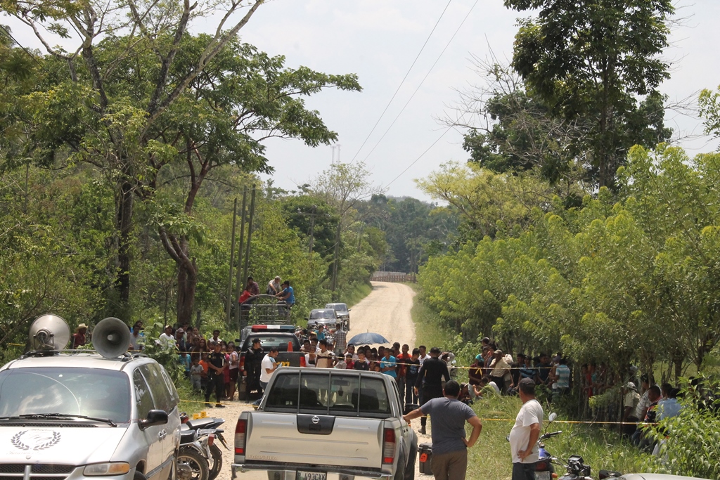 Autoridades y pobladores de Poptún, Petén, observan cadáver baleado de hombre. (Foto Prensa Libre: Walfredo Obando)