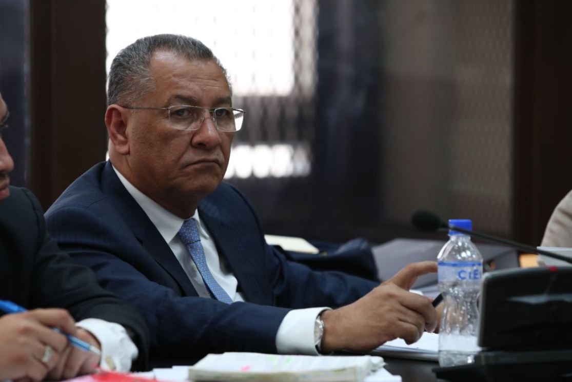 Arístides Crespo escucha una de las resoluciones del juez Miguel Ángel Gálvez. (Foto Prensa Libre: Paulo Raquec)