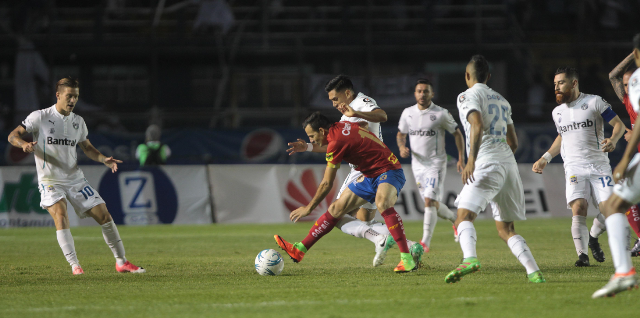 Marco Pablo Pappa de Municipal siempre estuvo marcado por más de dos jugadores de Comunicaciones en el Clásico 298. (Foto Prensa Libre: Norvin Mendoza)