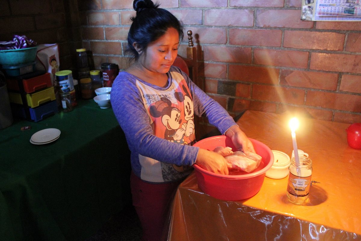 Una vecina de Santa Cruz del Quiché utiliza una vela para iluminar el interior de su vivienda, debido a suspensión de servicio eléctrico. (Foto Prensa Libre: Óscar Figueroa)