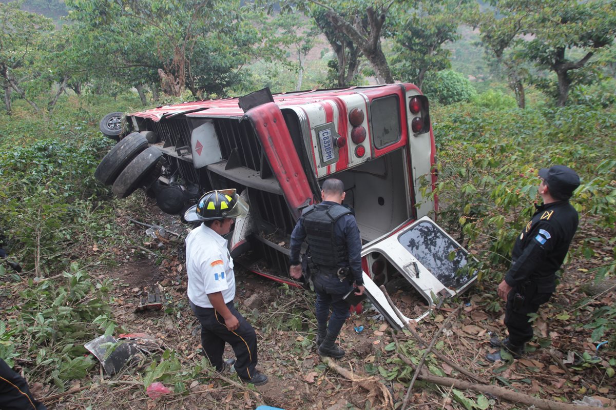 Bus de Villa Canales cae en un barranco en la aldea El Tablón. (Foto Prensa Libre: Érick Ávila)