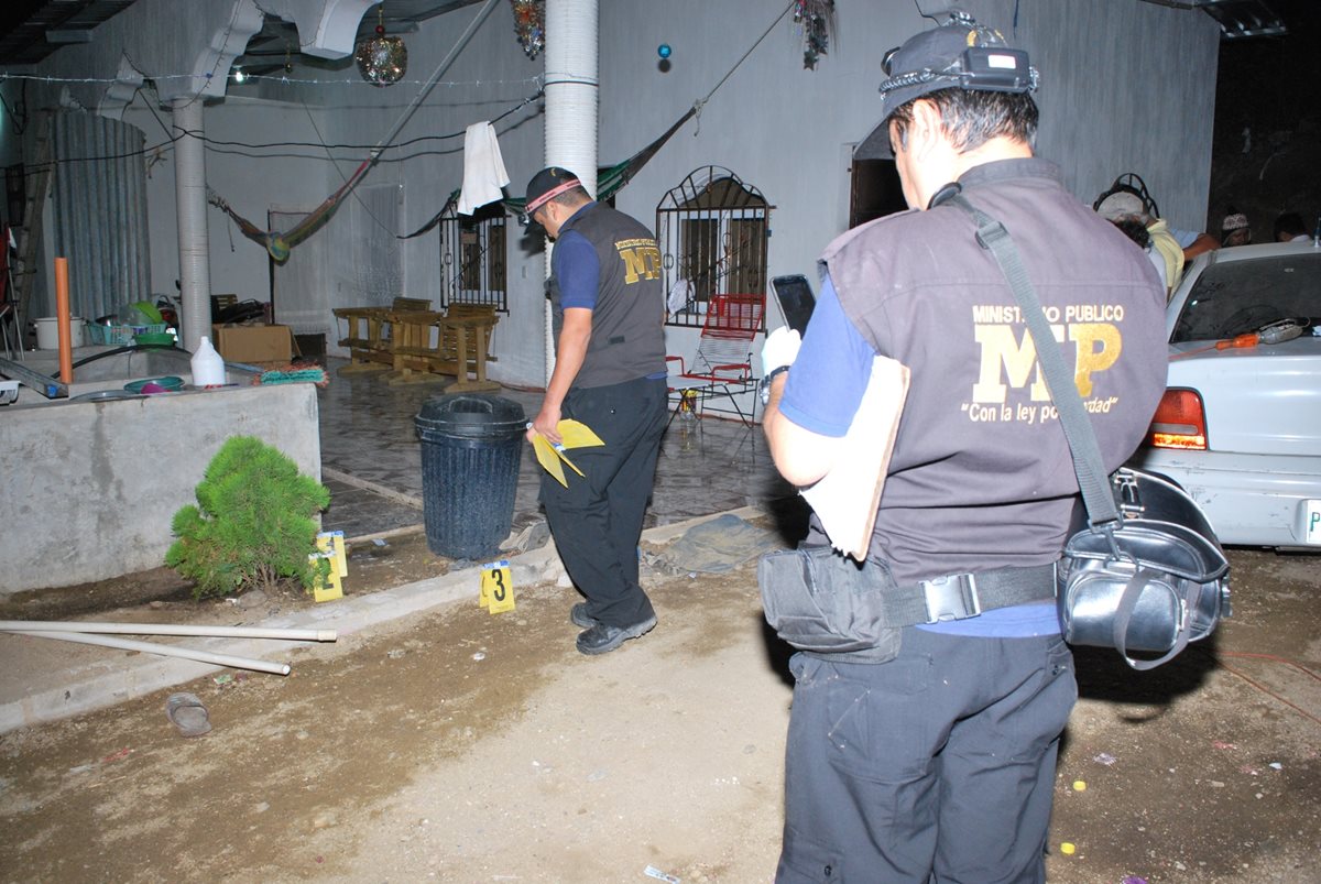 Peritos del Ministerio Público recaban evidencias en vivienda de la cabecera de Zacapa, donde murió un hombre a balazos. (Foto Prensa Libre: Víctor Gómez)