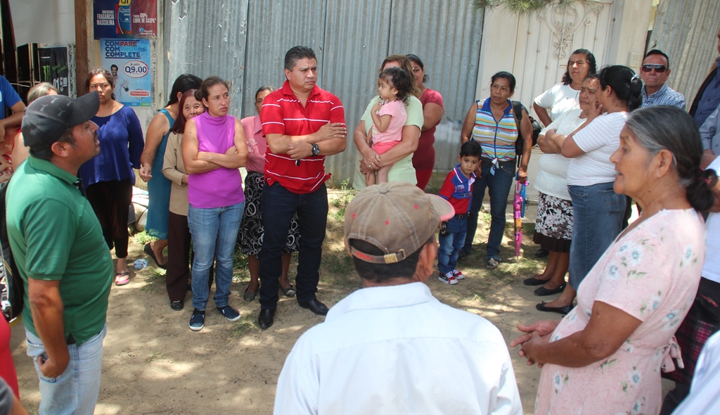 Vecinos de las zonas 4 y 6 de Huehuetenango se reúnen para denunciar a personeros de la empresa encargada de la instalación de antenas. (Foto Prensa Libre: Mike Castillo)