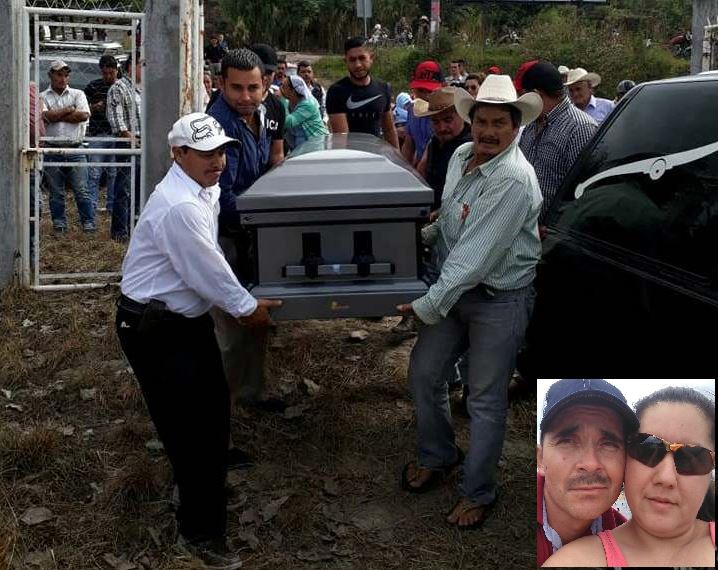 Los restos de Nelson Guzmán Cuellar son llevados por amigos al cementerio de Olopita, aldea de Esquipulas. La pareja (en el recuadro) tenía 10 años de vivir en Estados Unidos. (Foto Prensa Libre: Mario Morales)
