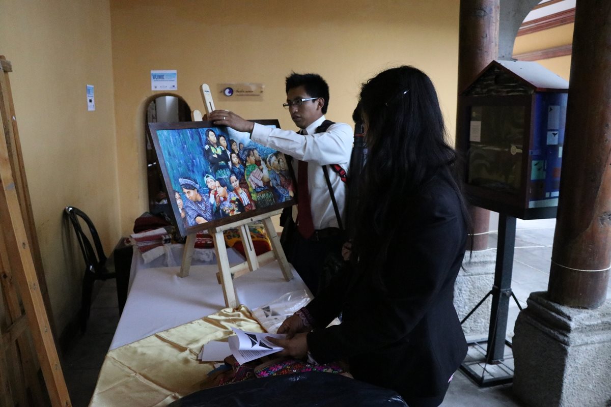 La Feria Naranja apoya a los emprendedores de industrias creativas y permite que expongan su trabajo. (Foto Prensa Libre: María Longo)