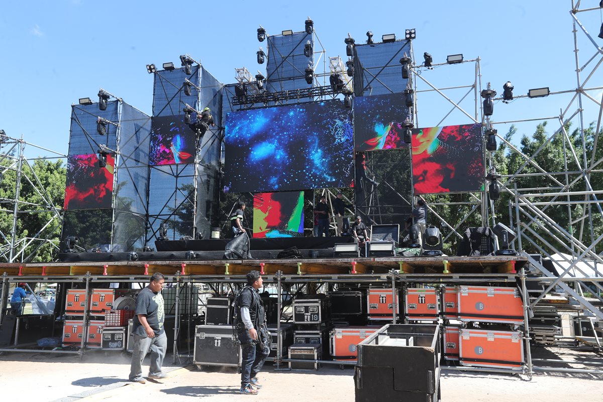 Trabajadores afinan los últimos detalles del escenario donde se presentará el show musical previo al show de luces. (Foto Prensa Libre: Érick Ávila).