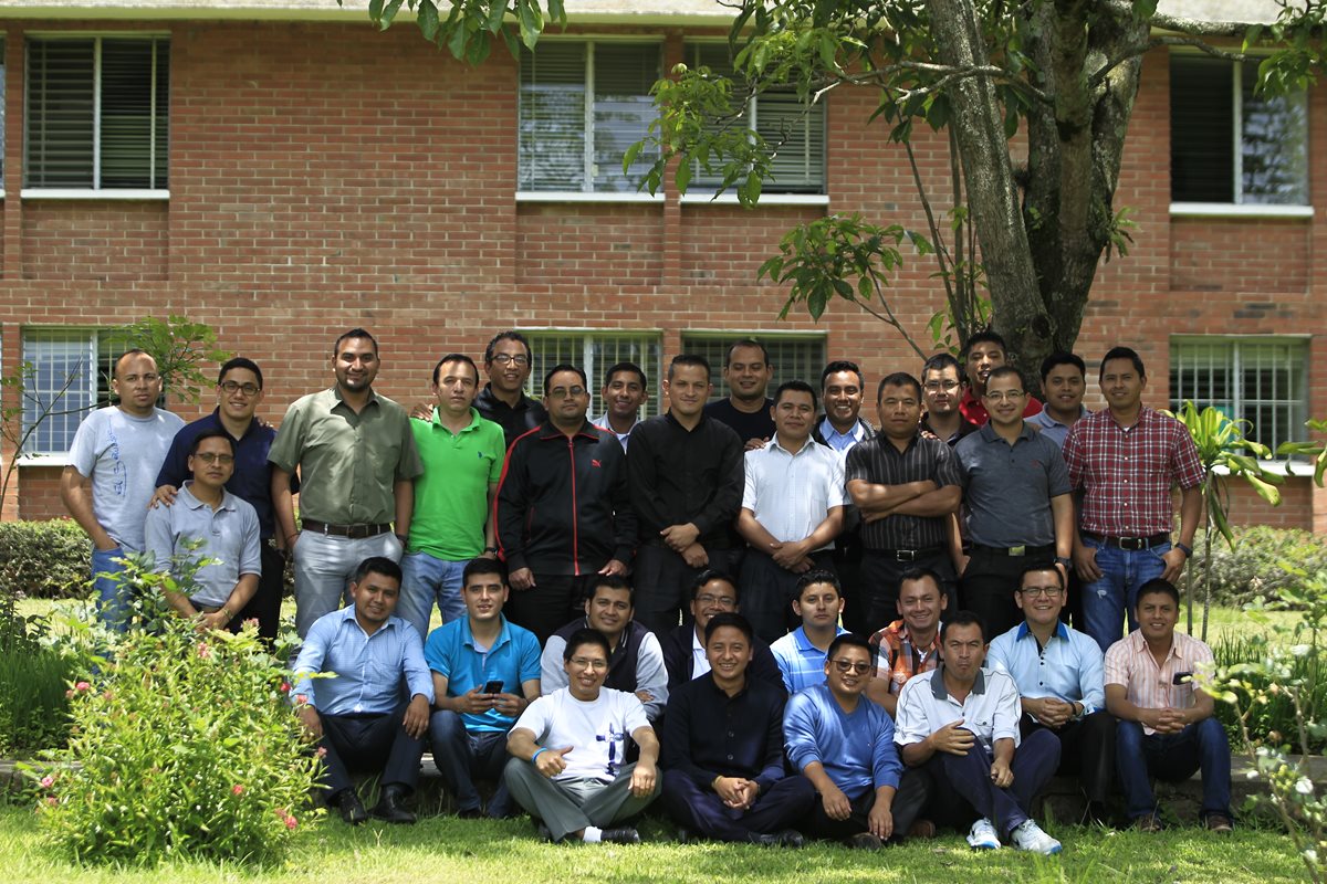 Grupo de estudiantes del tercer año de Teología del Seminario Mayor de la Asunción. (Foto Prensa Libre: Carlos Hernández)