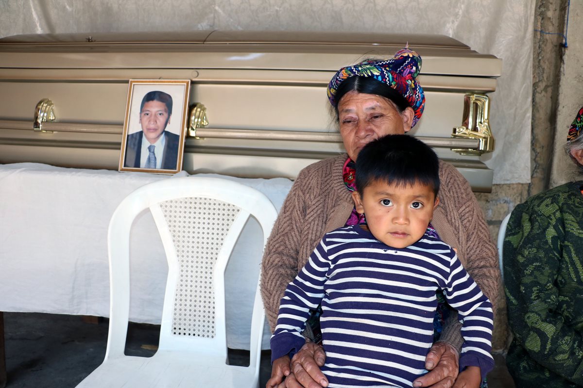 La madre de Sánchez Tomás y Dilan, 3, hijo del migrante fallecido, durante el velorio. (Foto Prensa Libre: Carlos Ventura)